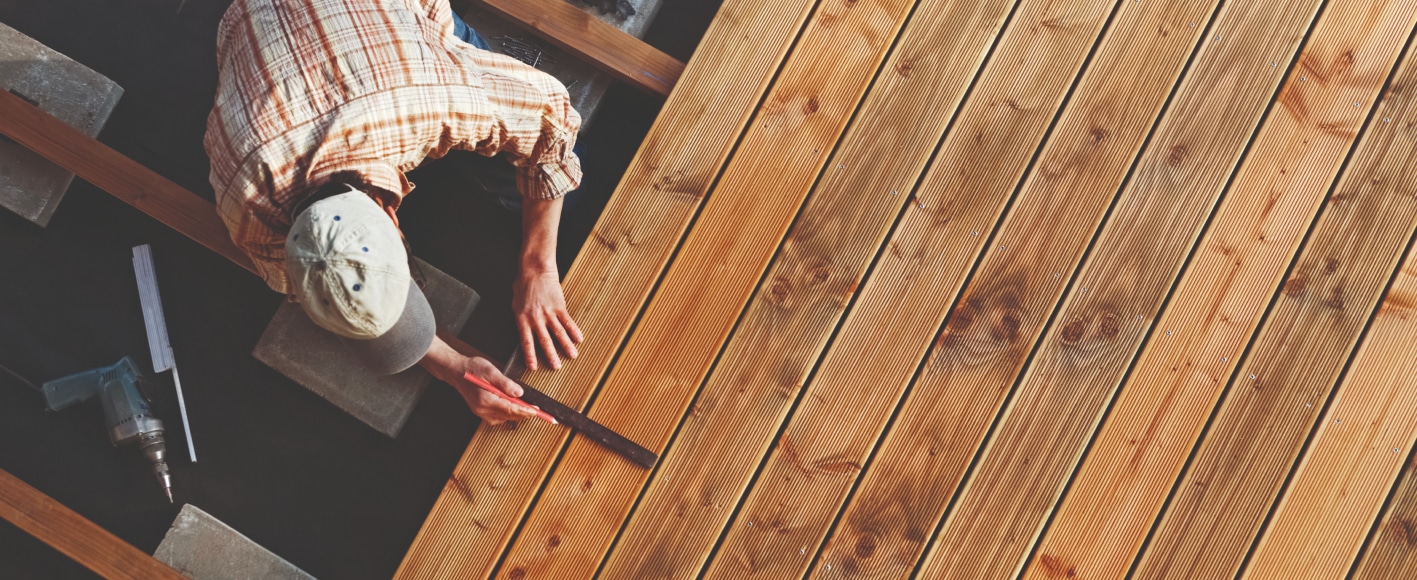 homme installant une terrasse