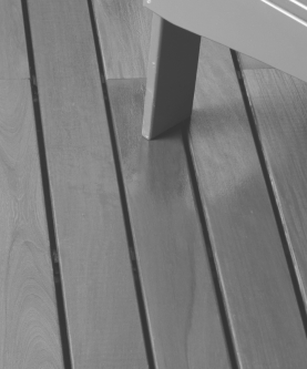 pieds de chaise en bois sur terrasse src
