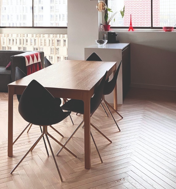 table à manger sur parquet src