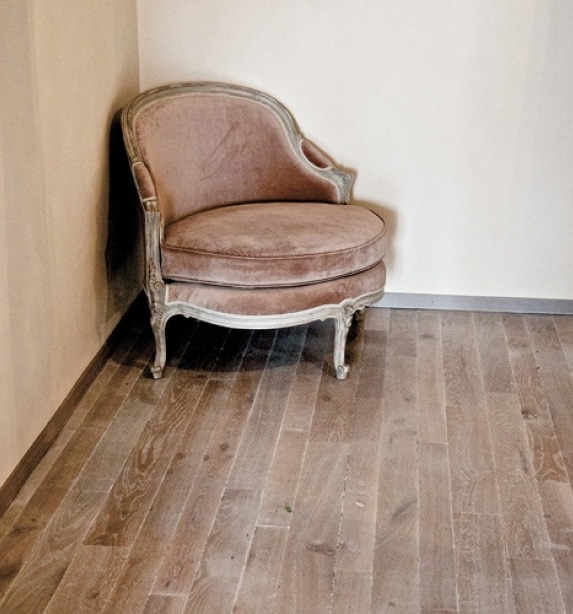 vieux fauteuil sur parquet vieilli